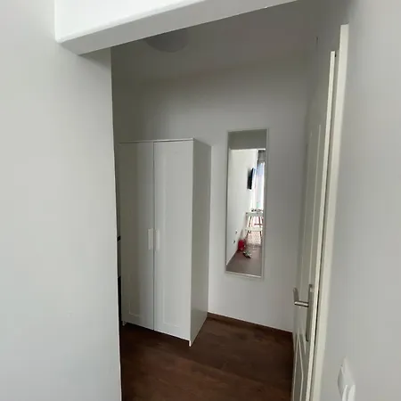 Apartment Zentral Gelegene Schoene Wohnung, Neu, Mitte, Direkte Naehe Zum Klinikum, Balkon