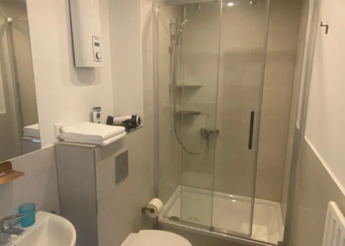 Zentral Gelegene Schoene In Mitte, Neu Renoviert, Direkte Naehe Zum Klinikum Im Viertel , Balkon *