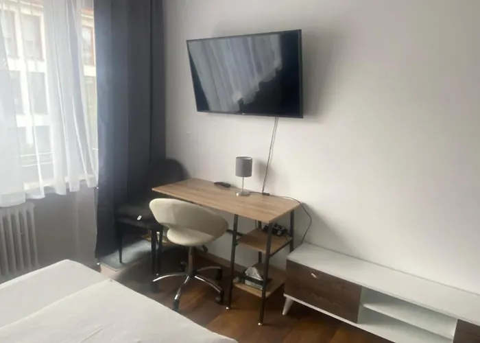 Lägenhet Zentral Gelegene Schoene In Mitte, Neu Renoviert, Direkte Naehe Zum Klinikum Im Viertel , Balkon